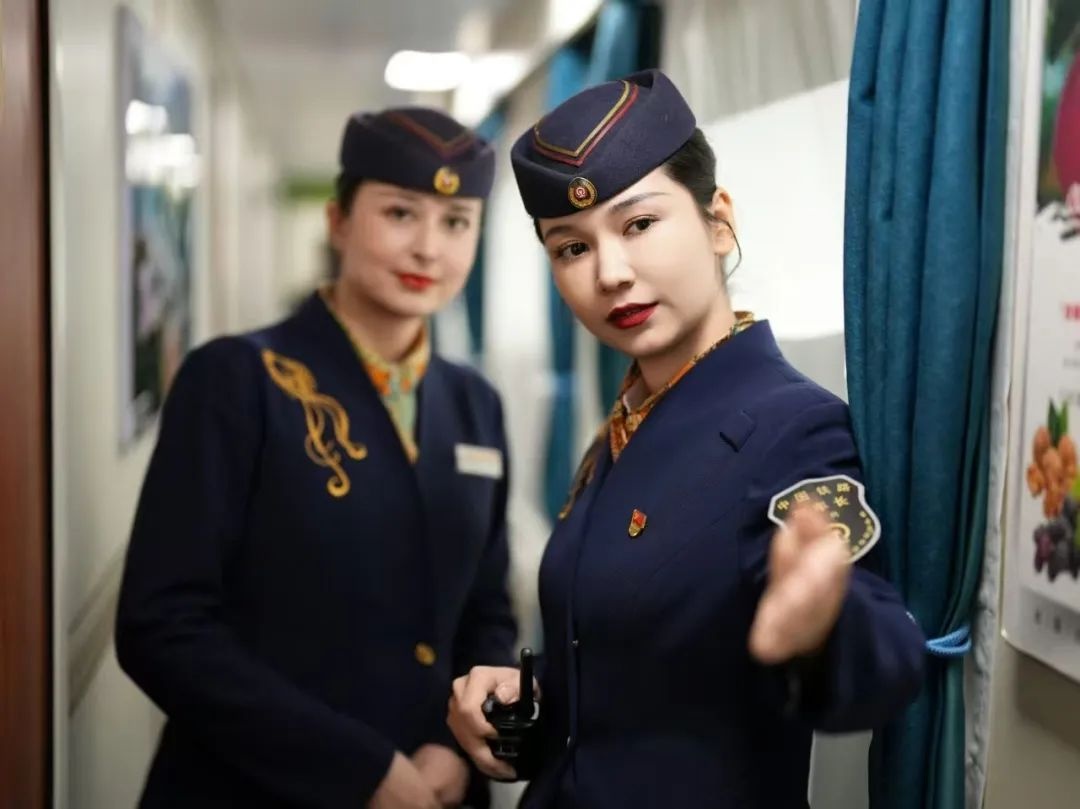 列车员上班戴耳麦？网友：这身穿搭真酷！