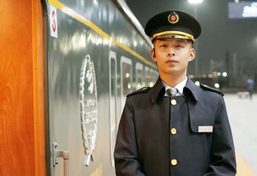 列车员上班戴耳麦？网友：这身穿搭真酷！