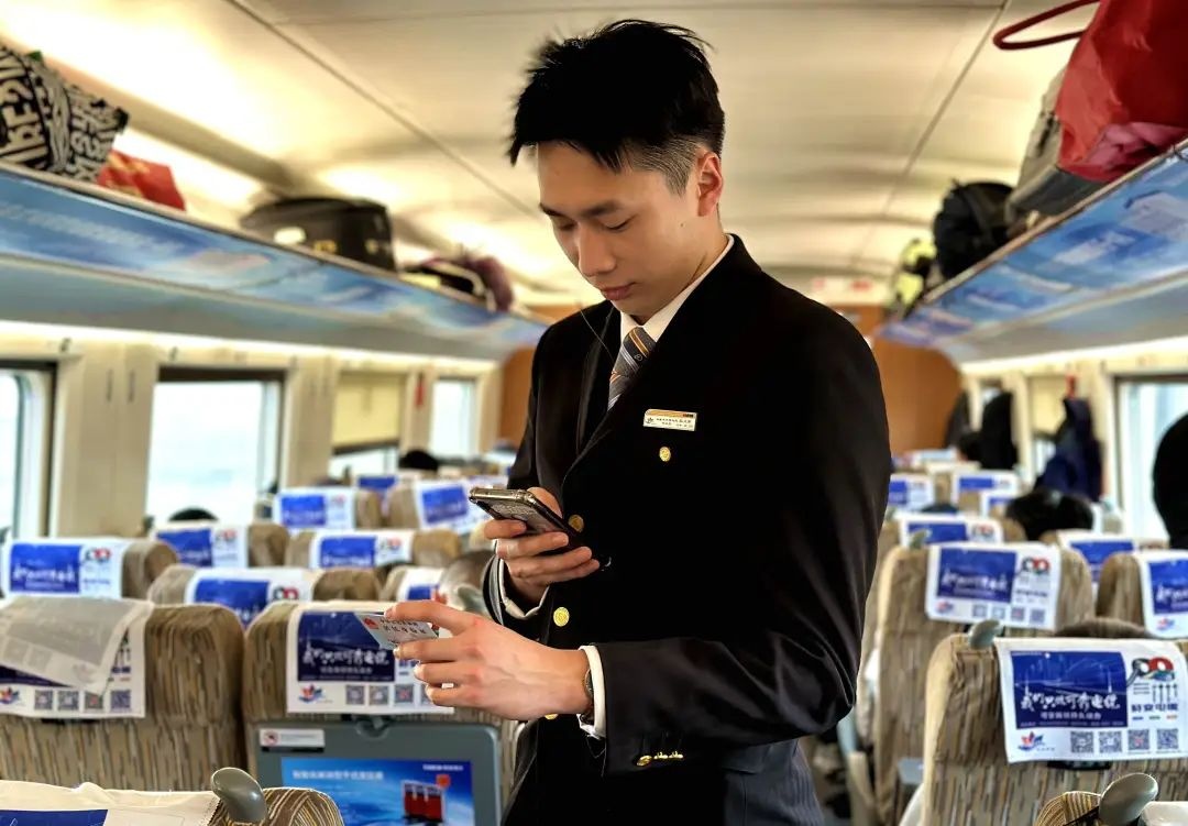 列车员上班戴耳麦？网友：这身穿搭真酷！