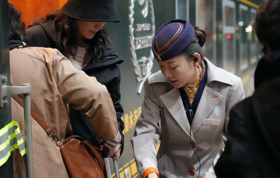 列车员上班戴耳麦？网友：这身穿搭真酷！