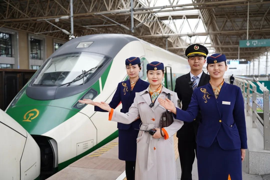 列车员上班戴耳麦？网友：这身穿搭真酷！