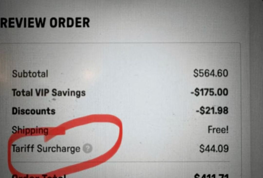 购物小票出现“关税附加费”!美国网友开始“对账”,有人建议……