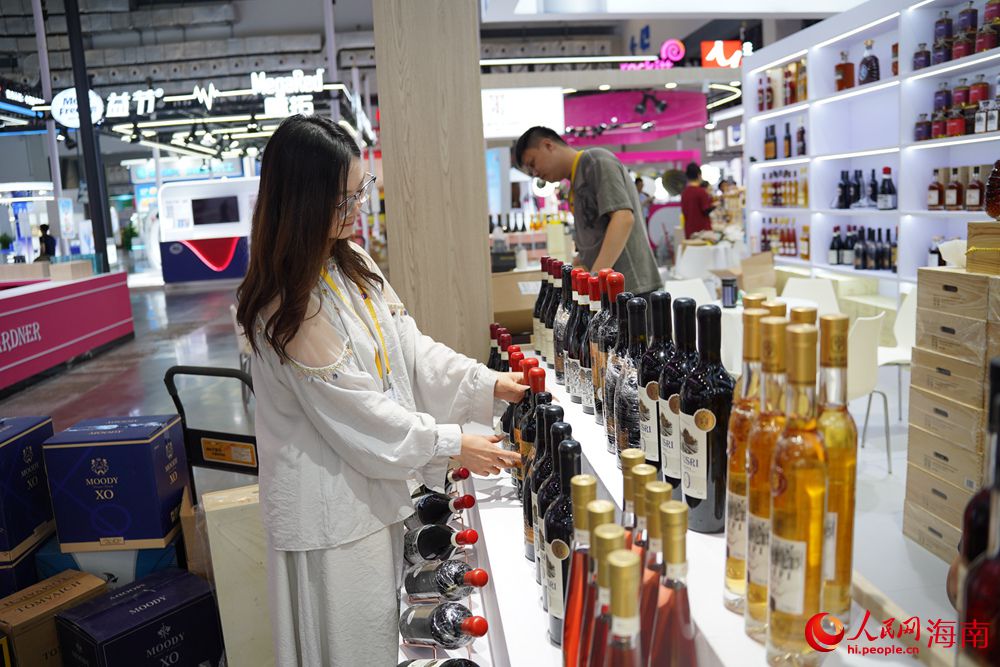 工作人员正在摆放展品。人民网记者 孟凡盛摄