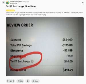 购物小票出现“关税附加费”！美国网友开始“对账”，有人建议……