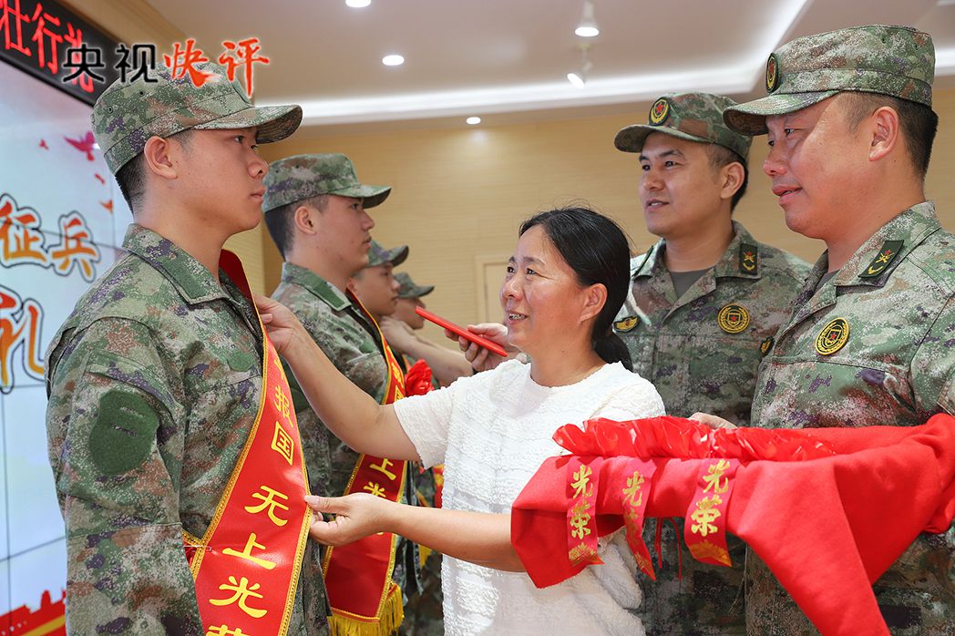 【央视快评】共同续写爱我人民爱我军的时代新篇