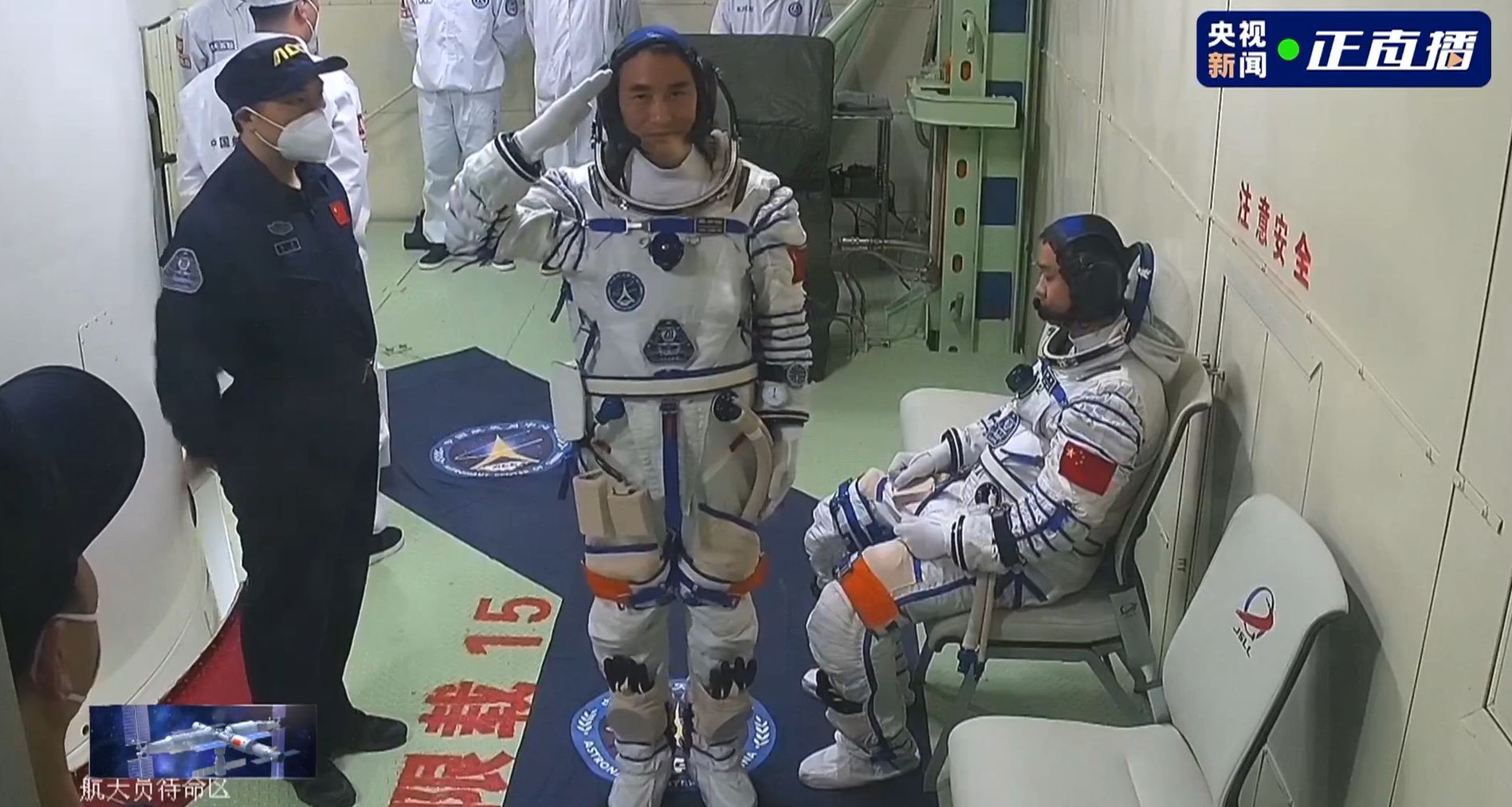 神二十航天员进入飞船返回舱