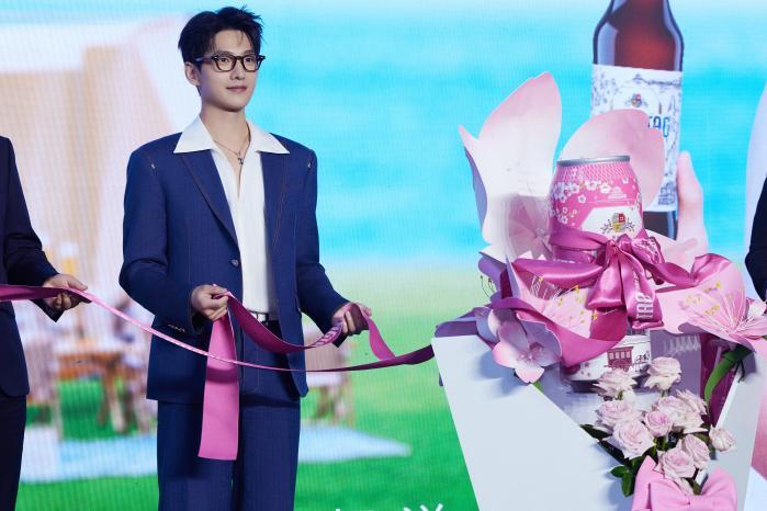 杨洋见证青啤金奖白啤再出新！青岛啤酒“醉樱浮白”樱花味白啤携香上市