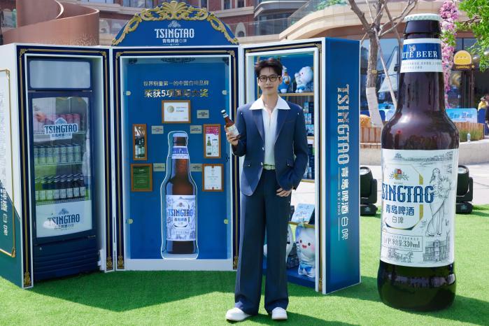 杨洋见证青啤金奖白啤再出新！青岛啤酒“醉樱浮白”樱花味白啤携香上市