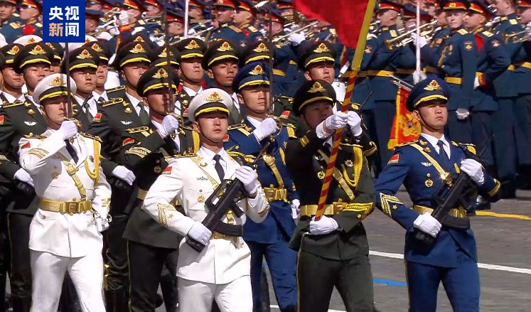 雄姿英发！中国仪仗队步入莫斯科红场
