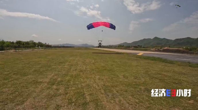 低空经济爆发!这些“会飞”的工作正吃香→