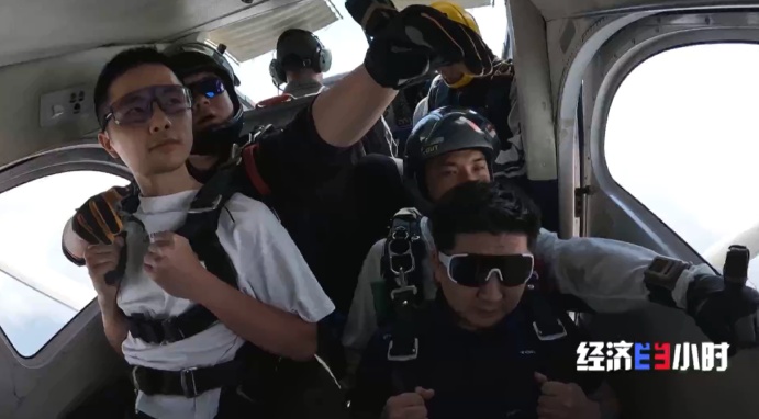 低空经济爆发!这些“会飞”的工作正吃香→