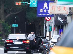 台当局这个单位的公车，给了狗了