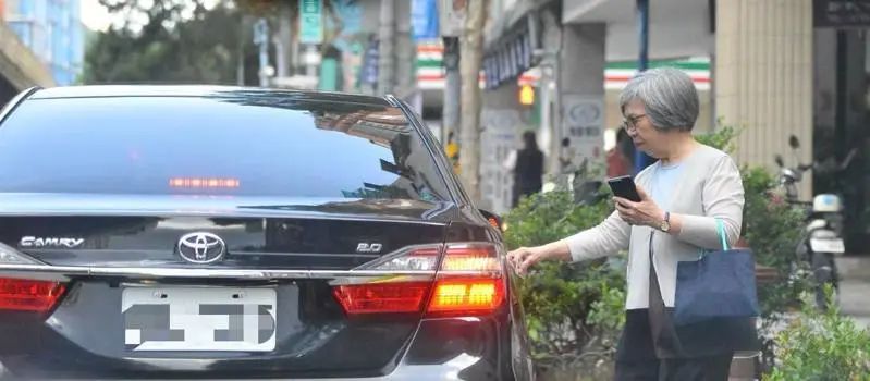 台当局这个单位的公车,给了狗了