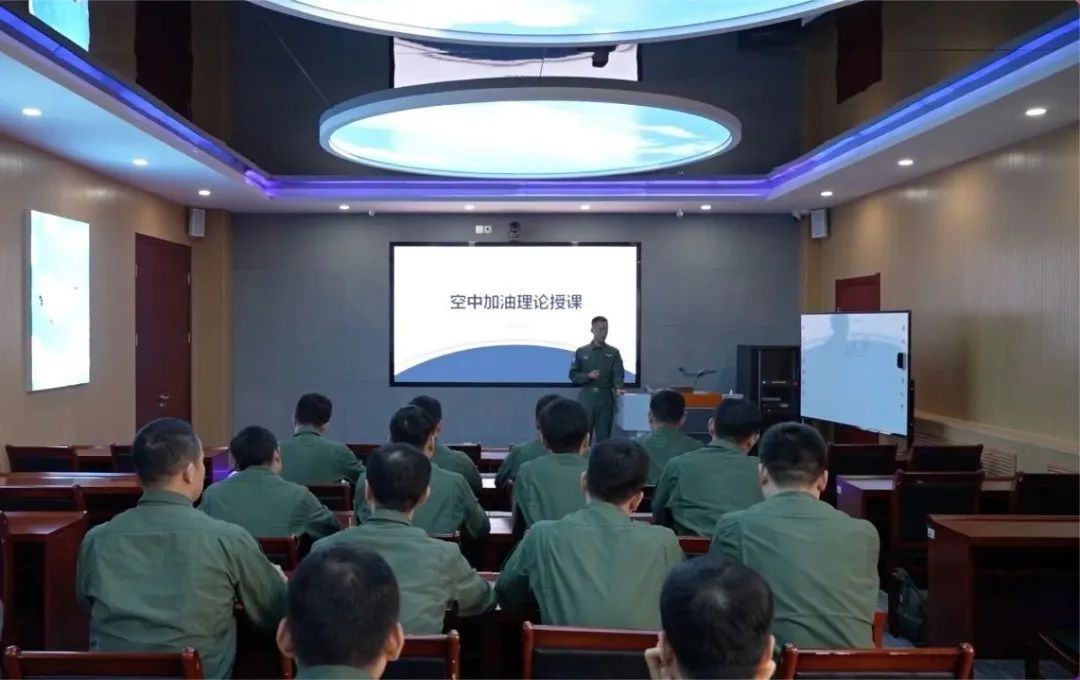 空中加油专项训练！空军首次在院校组织实施！