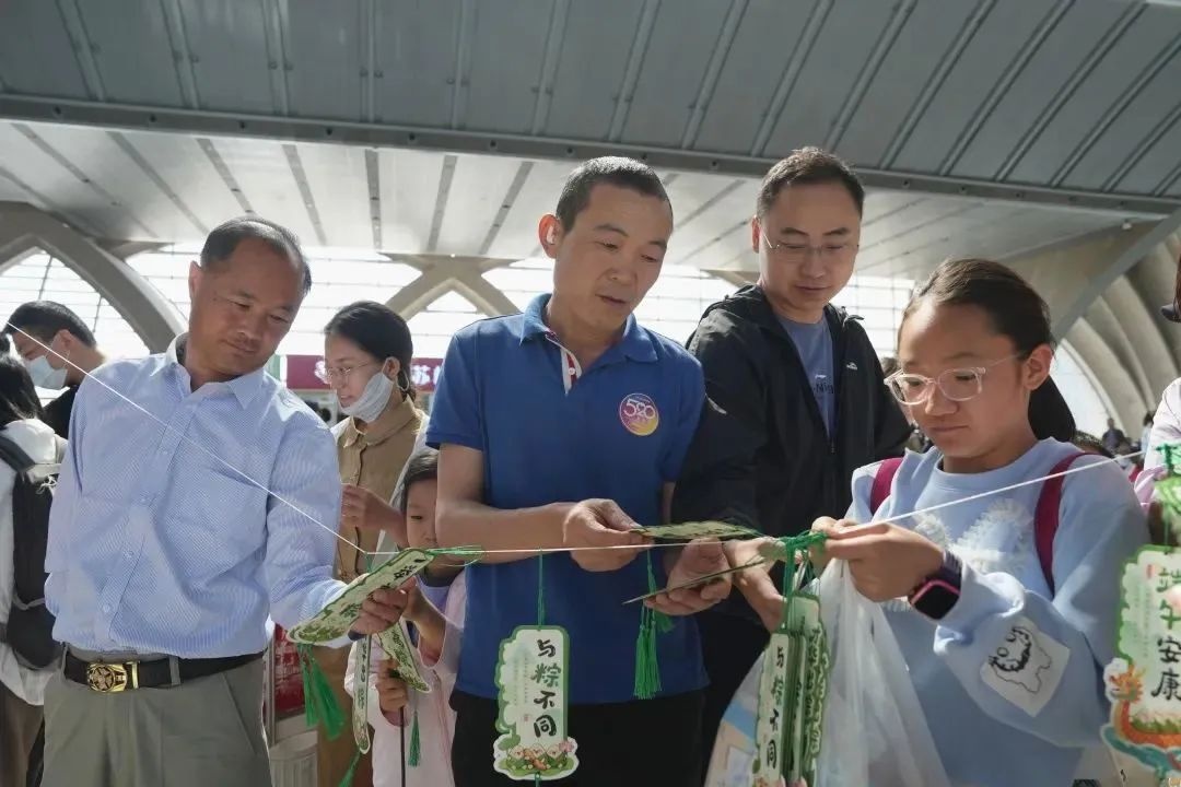 全国铁路1000余个站车，广泛开展“我的铁路风景：美好旅途 粽享端午”文化互动活动