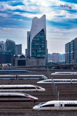 高铁列车“飙车”？官方解答来了！