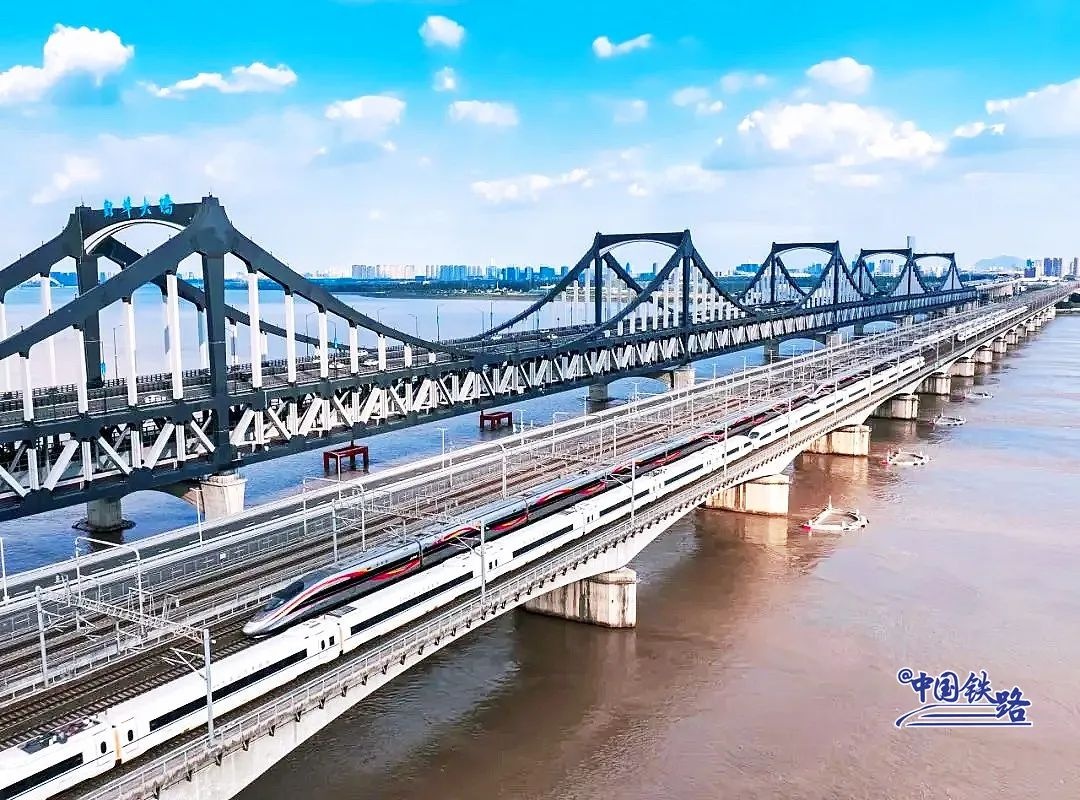 高铁列车“飙车”？官方解答来了！