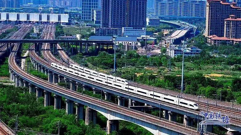 高铁列车“飙车”？官方解答来了！