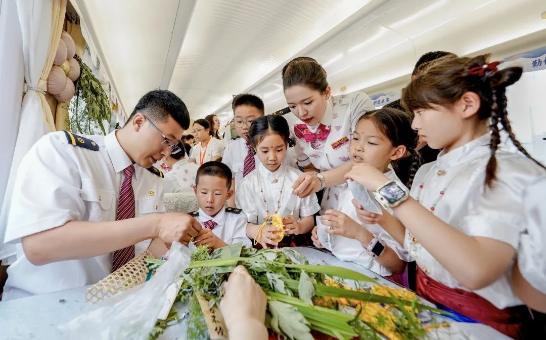 全国铁路1000余个站车，广泛开展“我的铁路风景：美好旅途 粽享端午”文化互动活动