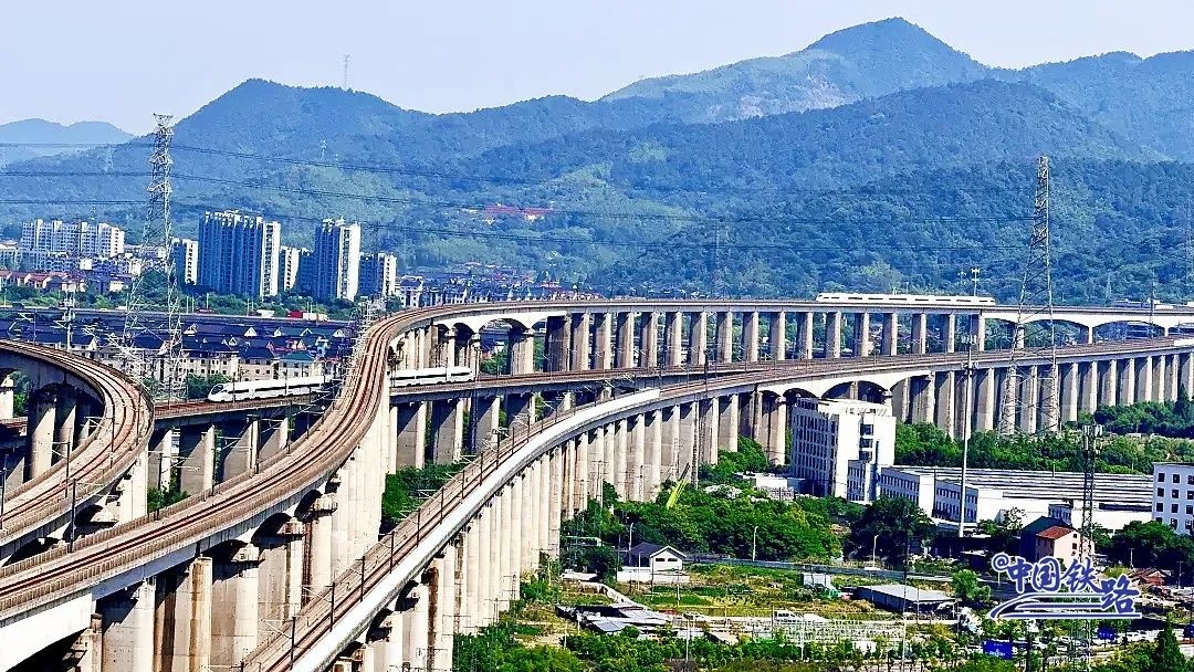 高铁列车“飙车”？官方解答来了！