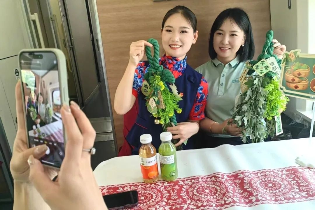 全国铁路1000余个站车，广泛开展“我的铁路风景：美好旅途 粽享端午”文化互动活动