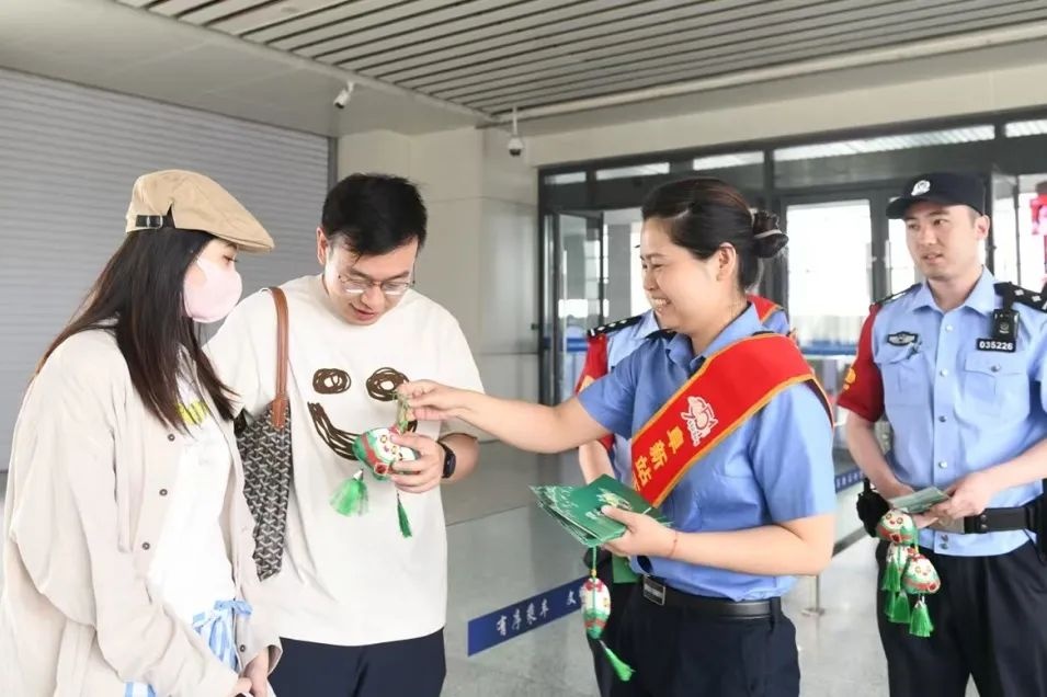 全国铁路1000余个站车，广泛开展“我的铁路风景：美好旅途 粽享端午”文化互动活动