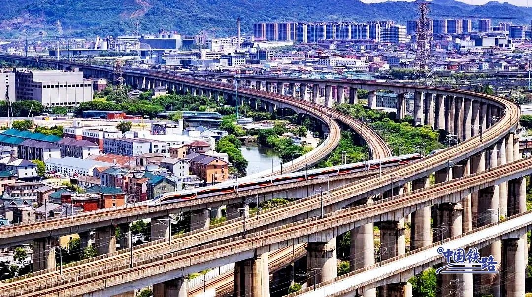 高铁列车“飙车”？官方解答来了！