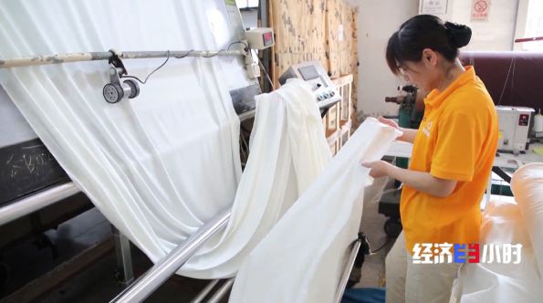 防晒服配从小众走向千亿级市场,背后藏着哪些“科技感”?