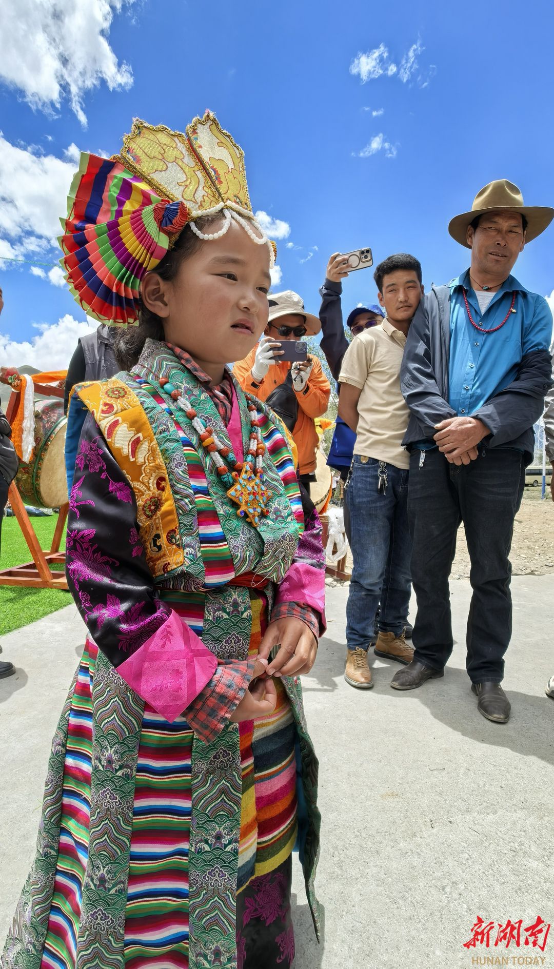 湘巴藏戏的希望,跟着小小的身影往前奔!