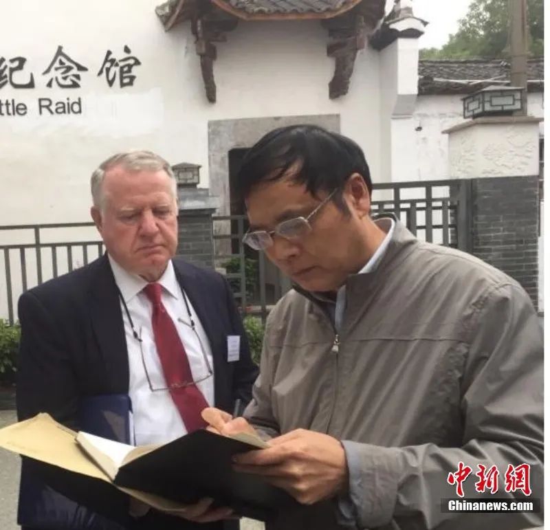 这名美国退役陆军中校为何往来“飞书”580余封中国“寻亲”？