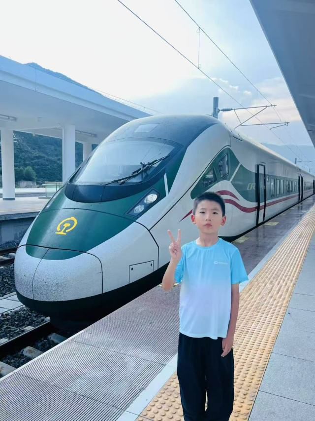 8岁少年暑假出行方式“曝光”,有点意思