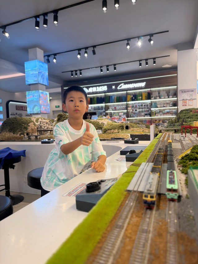 8岁少年暑假出行方式“曝光”,有点意思