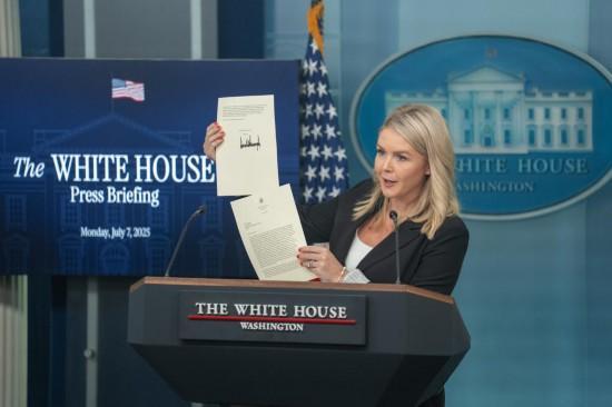 7月7日,在美国首都华盛顿白宫,白宫新闻发言人卡罗琳·莱维特在记者会上展示美国总统特朗普致韩国总统的信函,内容是通知其从8月1日起对所有韩国输美商品征收25%关税。新华社记者胡友松摄