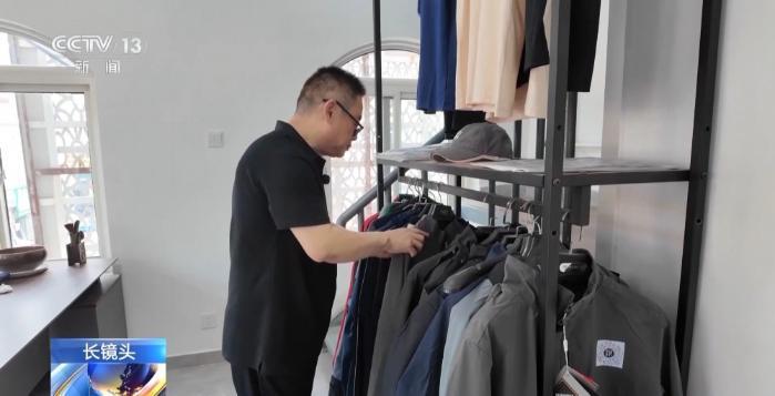 照亮老人回家路 这位民警8年送出3000多套防走失服