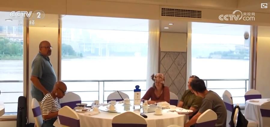 跨境游热度与消费力双攀升:双节入境客流创新高 “中国游 + 中国购” 热力迸发